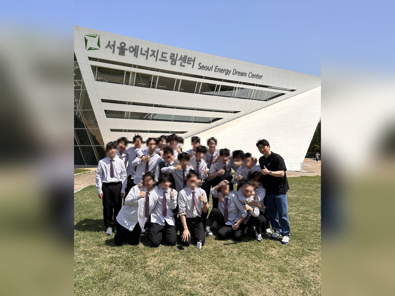 서울에너지드림센터 앞에서 학생들과 함께 찍은 나영채 코치 (학생 얼굴은 가림)